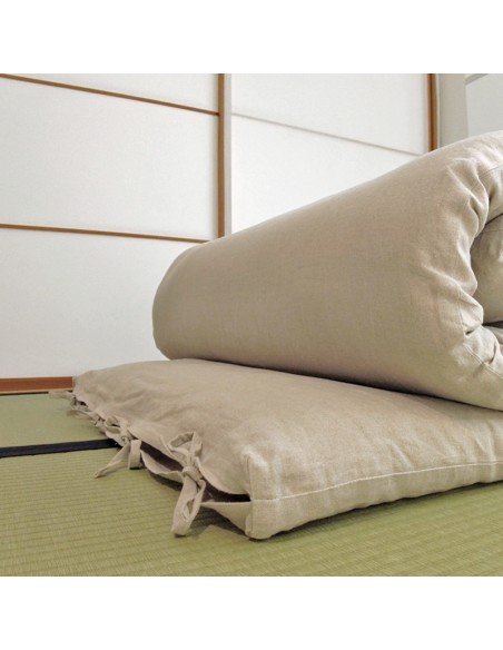 Futon mit Bettwäsche Bio Leinen gerollt auf Tatami
