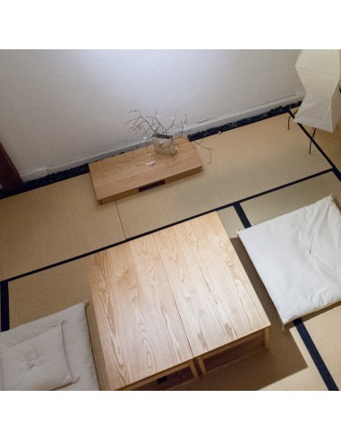 Folding table, tea table, relaxation room, zabuton, various lights.