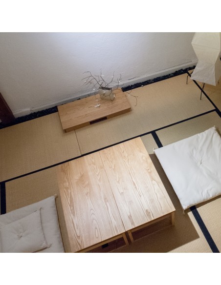 Folding table, tea table, relaxation room, zabuton, various lights.