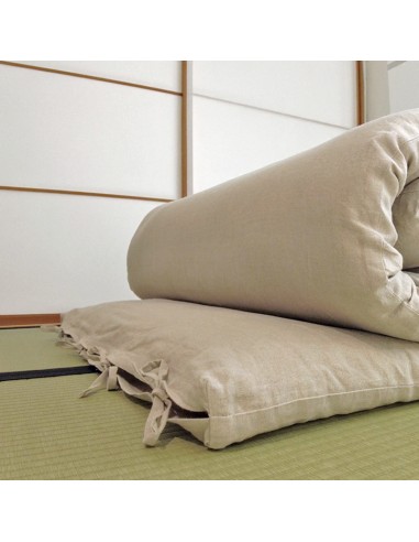 Futon mit Bettwäsche Bio Leinen gerollt auf Tatami Futon mit Bettwäsche Bio Leinen gerollt auf Tatami