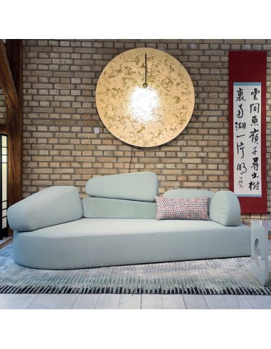 Mosspink Brühl Sofa mit japanischem Bild und Catellani Leuchte ausgestellt Mosspink Brühl Sofa mit japanischem Bild und Catellani Leuchte ausgestellt