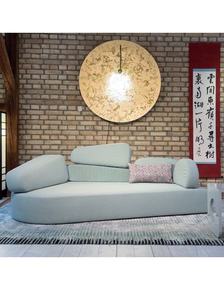 Mosspink Brühl Sofa mit japanischem Bild und Catellani Leuchte ausgestellt Mosspink Brühl Sofa mit japanischem Bild und Catellani Leuchte ausgestellt