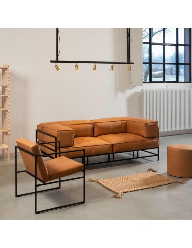 Easy Pieces Brühl Sofa ausgestellt mit passendem Sessel und Teppich.