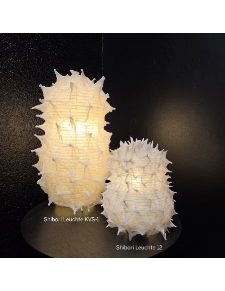 Japan handgefertigte Papierleuchte Shibori KVS-1 in der Ausstellung.