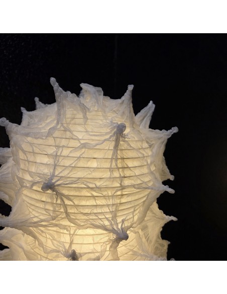 Japan handgefertigte Papierleuchte Shibori KVS-1 in der Ausstellung.