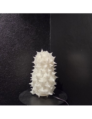 Japan handgefertigte Papierleuchte Shibori KVS-1 in der Ausstellung.