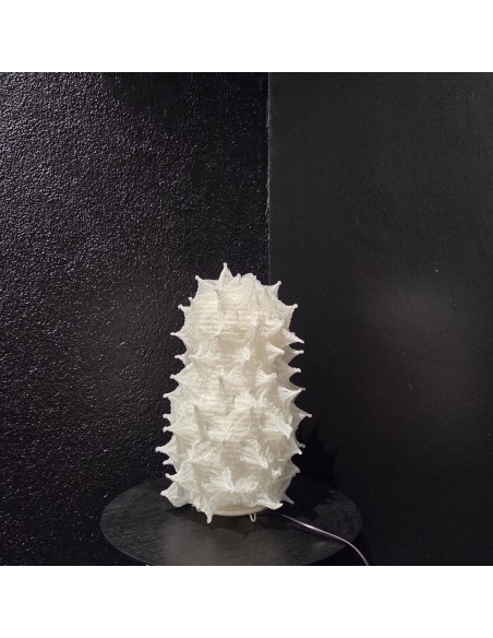 Japan handgefertigte Papierleuchte Shibori KVS-1 in der Ausstellung.
